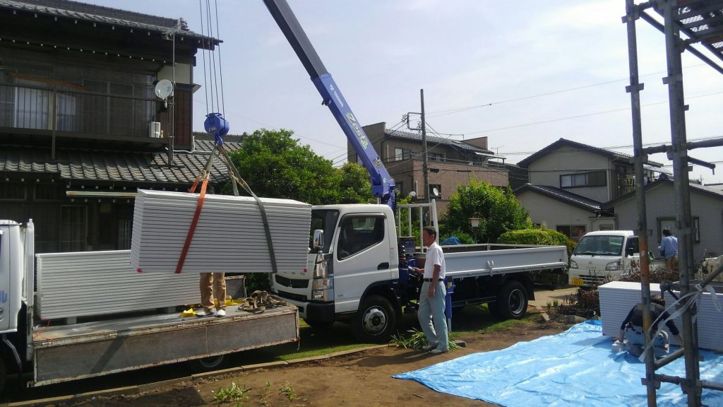 外壁材のへーベルパワーボードが搬入されました。小運搬で弊社のクレーン付きのトラック、ユニック車での搬入です。