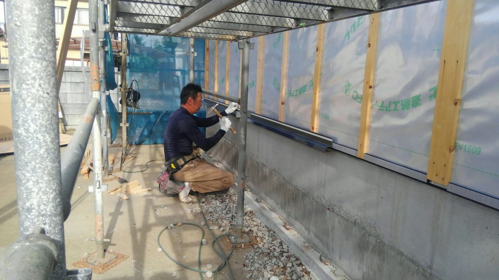 防虫網が終わると水切りの取付です。これが終わるとようやくへーベルの施工に入ります。