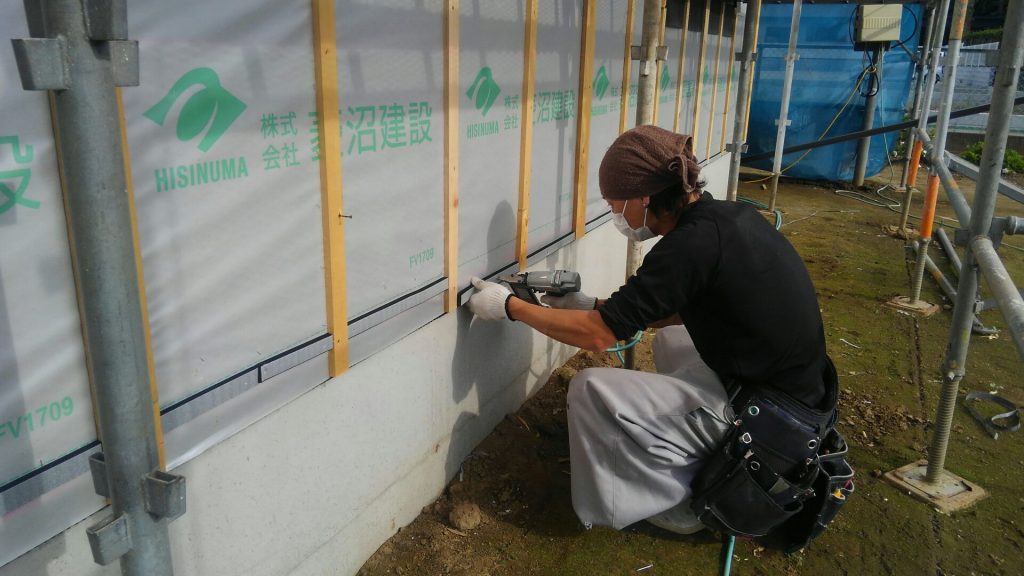 外壁工事のはじまりです。パワーボードを貼る前に、まずは通気胴縁の間に防虫網の取付です。通気胴縁の中に虫などが入らないようにしています。