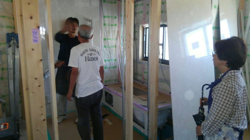 お客様と工事屋さんで手すりの位置や高さの打ち合わせです。ショールームではなかなか決まらなかったので、施工日に立ち会って頂き、現場での打ち合わせとなりました。