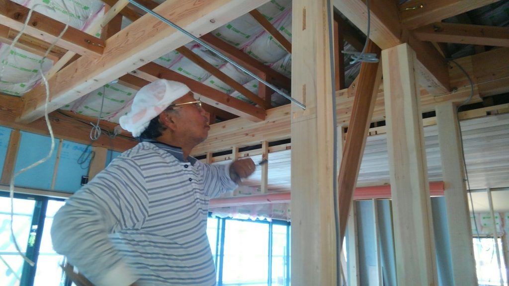 O様邸は大壁和室と真壁和室があります。壁を柱の外側で仕上るのが大壁和室、柱の内側で仕上るのが真壁和室です。久しぶりの真壁和室に大工さんも腕がなりますね。