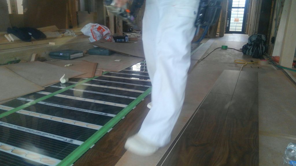 床暖房（電気式）を敷き並べ、床貼りが始まりです。ちなみに今回の床もウッドテックさんの無垢貼りフロアーです。このフローリング、やっぱりいい床です。