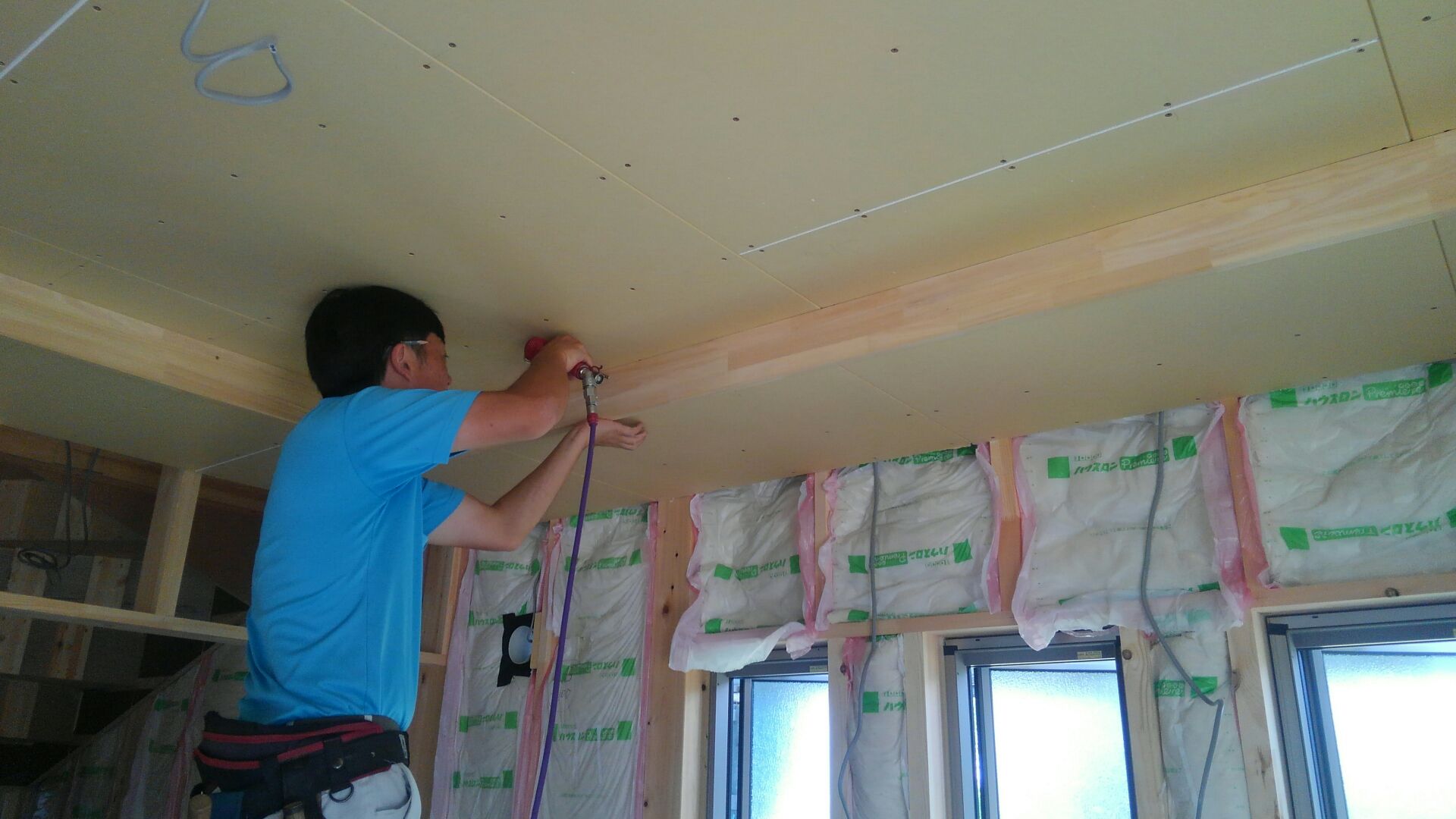 奥様たってのご希望で、奥様の部屋の天井を吊り上げ天井にしました。