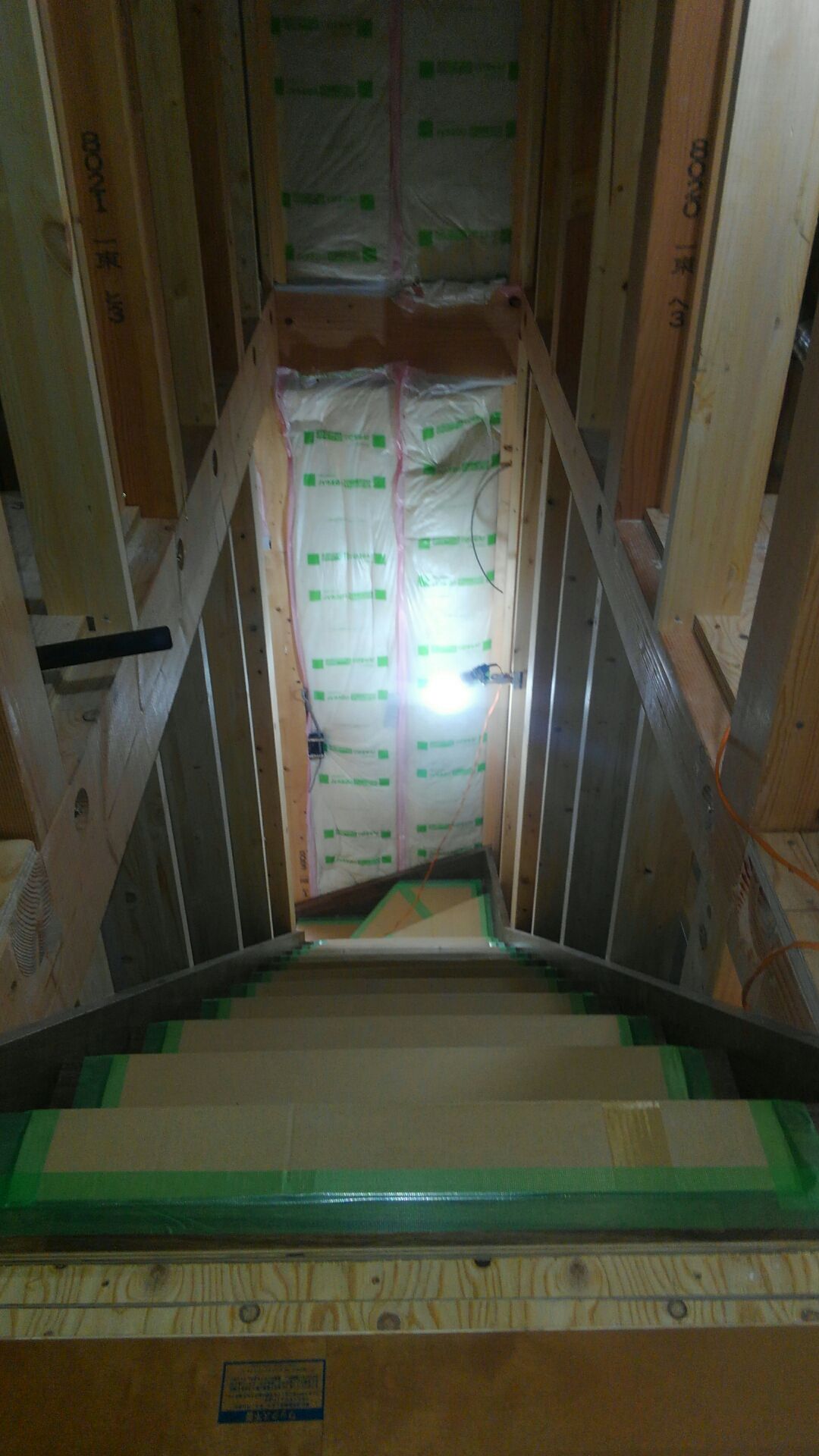 小屋裏へと続く階段の完成です。階段で小屋裏収納へ上がれると、とても楽で便利ですよね。