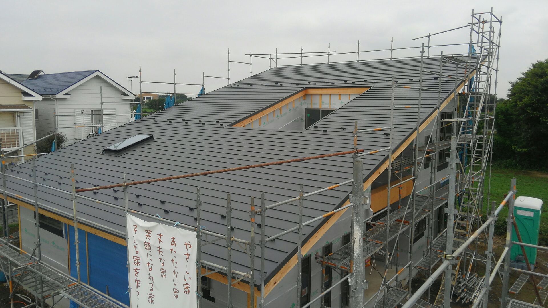 屋根工事の完成です。大迫力の大屋根、ステキな仕上がりになりました。