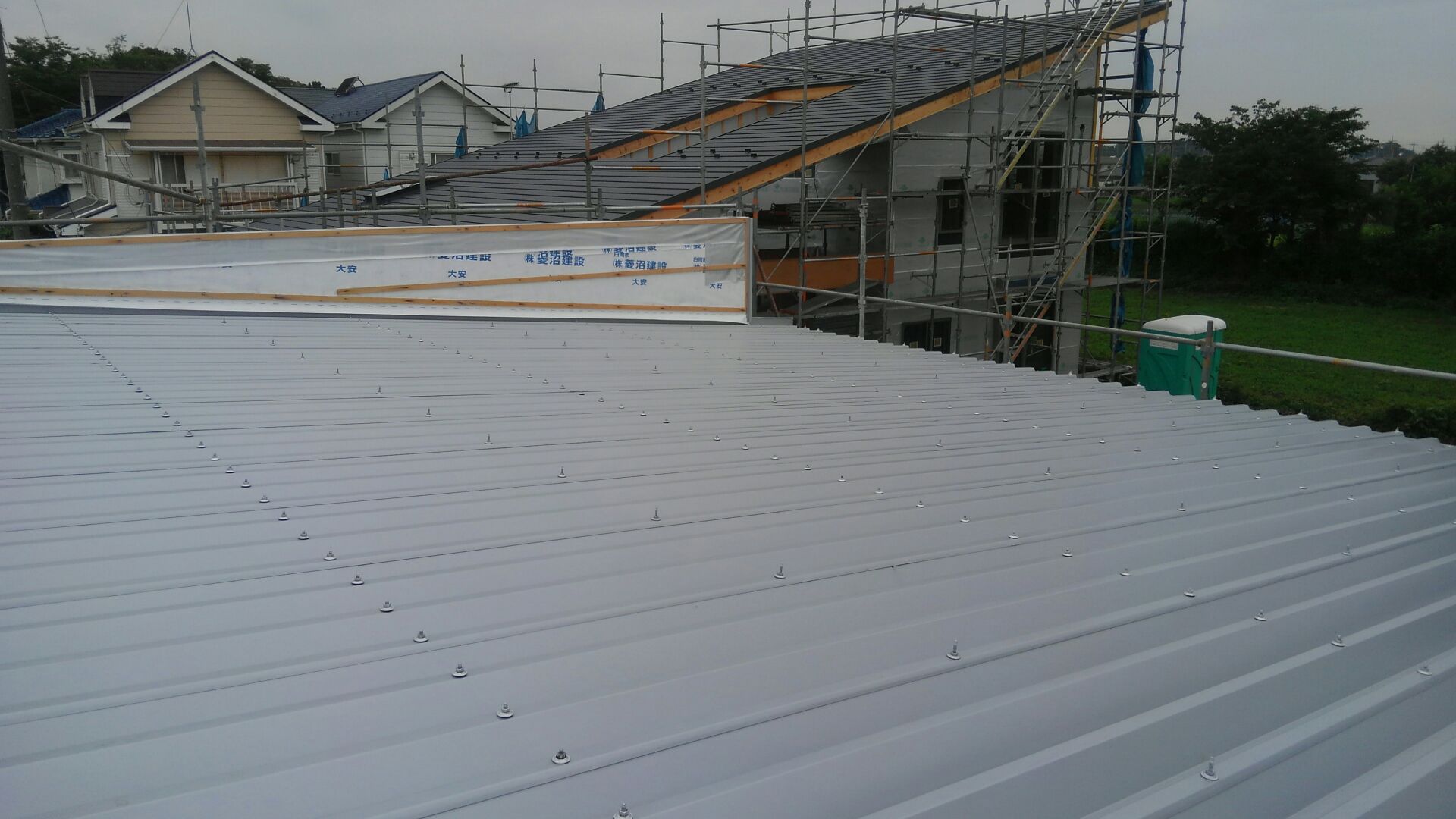 ガレージの折板（せっぱん）屋根も完成です。これから外壁工事が始まります。