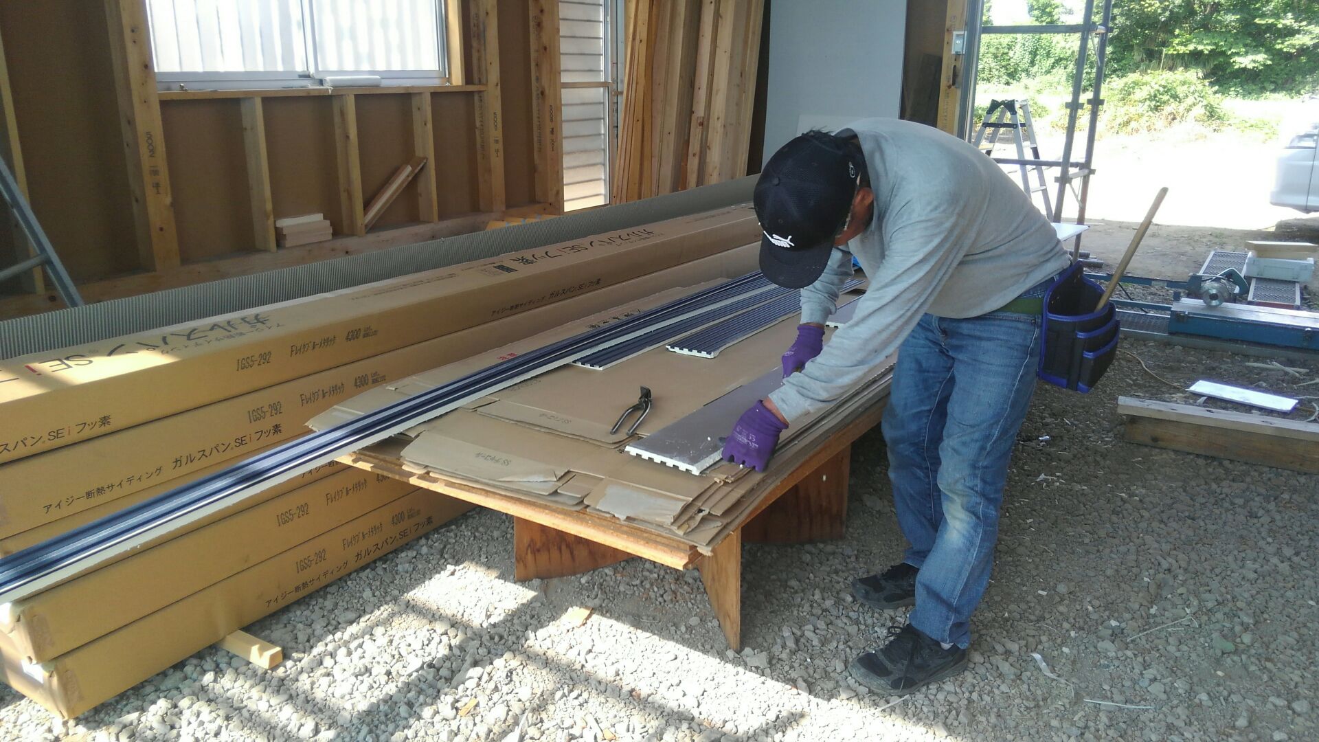 ガレージの外部、サイディング工事がはじまりました。