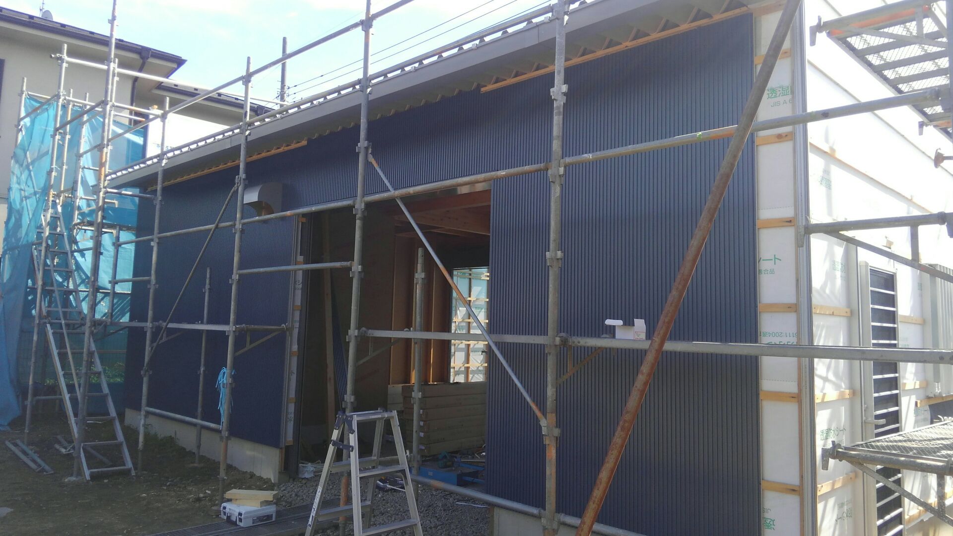 紺色のガルバ二ウム鋼板をベースに仕上げます。正面出入り口は後ほどご紹介♪お楽しみに！