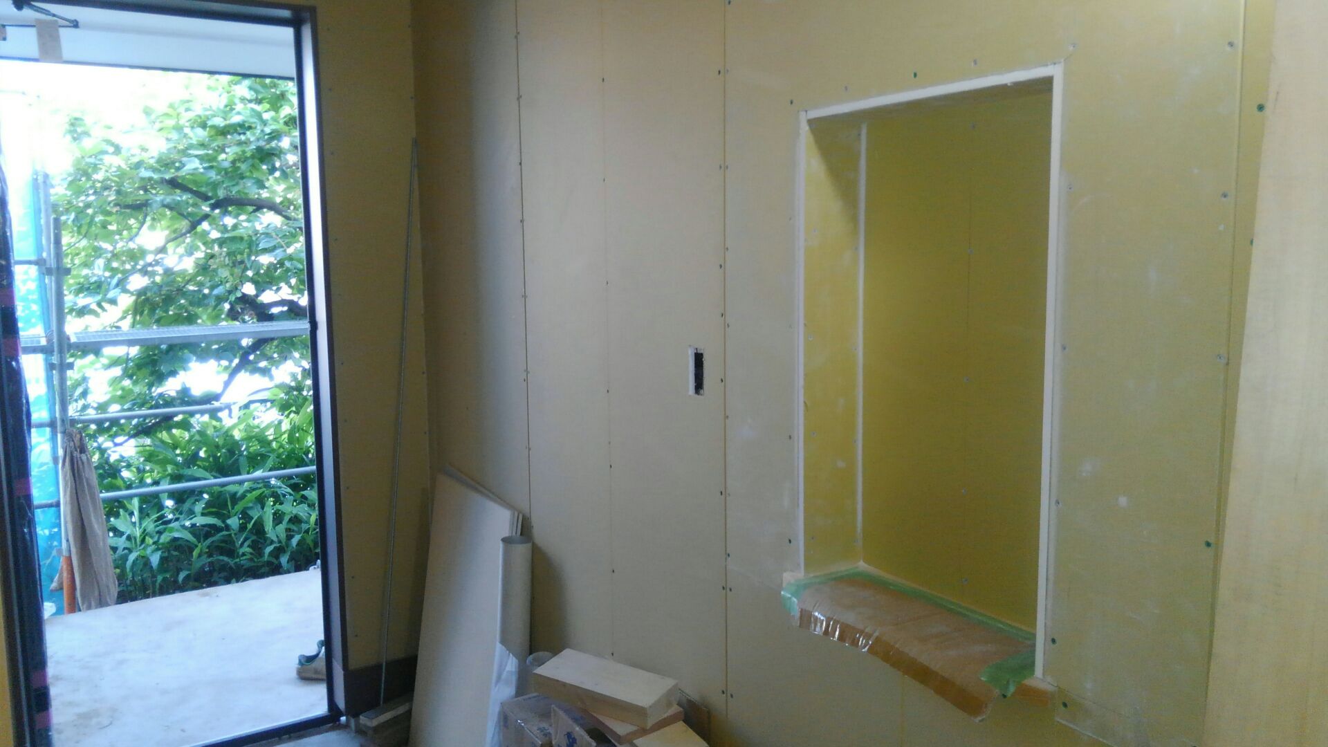 玄関ホールにはニッチを作りました。