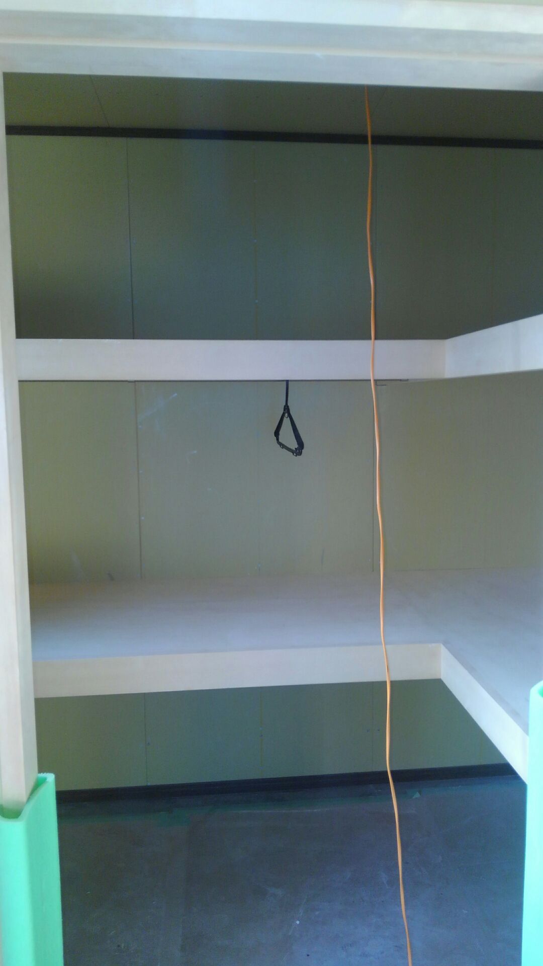 大壁和室から続く収納、L型2段の棚。布団や洋服たくさんしまえますね。棚の高さや形、何をしまうのか、お客様と打ち合わせをしながら決めていきます。