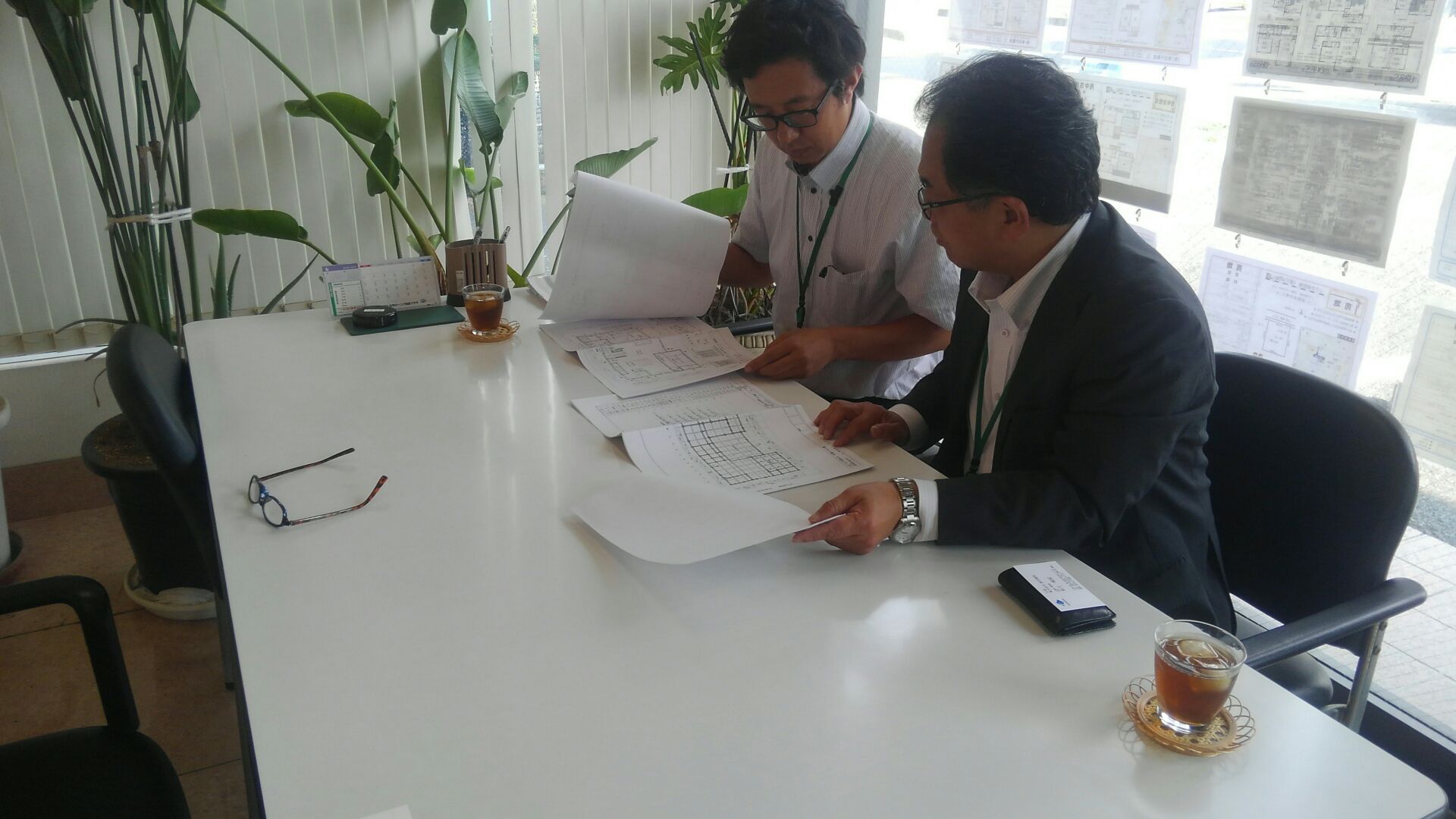 今日は弊社事務所にてT様邸構造材のプレカットの打ち合わせです。プレカットとは、構造材を現場で使用しやすい形にあらかじめ切断しておくことを言います。プレカットを行うことで、施工期間の短縮や加工精度の向上につながります。