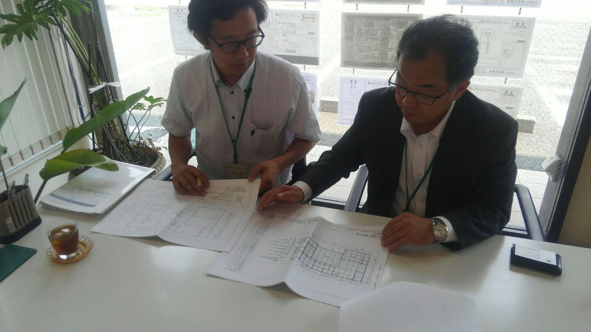 今日はハイビックさんの社長さんが同席での打ち合わせ。化粧梁をどの位置にするのか、柱や継手の位置など打ち合わせしました。7月中頃プレカットの搬入予定となりました。