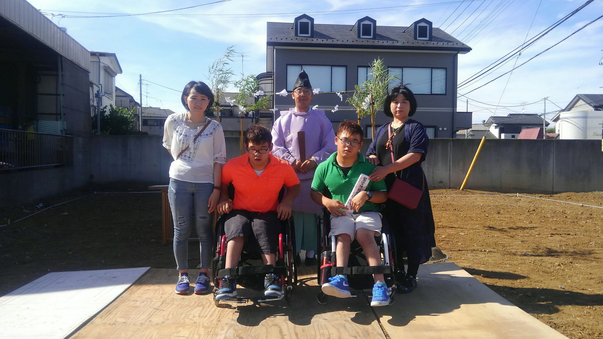 天候にも恵まれすぎて、少し暑い午後でした。地鎮祭も無事終了。記念写真でハイチーズ！皆さまお疲れ様でした。