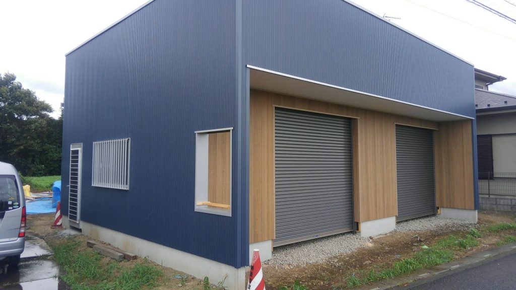 ガレージのサイディング工事が終わり、外部足場が外れました。