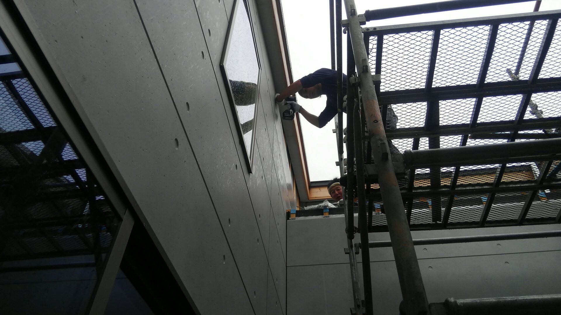 外部サイディング工事、順調に進んでいます。プライベートスペースの中庭はコンクリート打ちっぱなしサイディング。カッコよくなりそうです♪