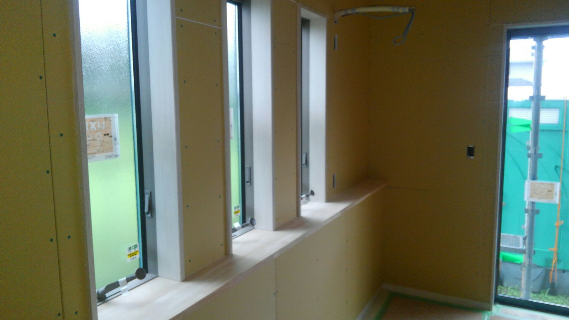 お次は窓廻り、3つ並んだアルミサッシ。一枚のゴム集成材でちょっとしたカウンター風に小物などをそこへ置くそうです。