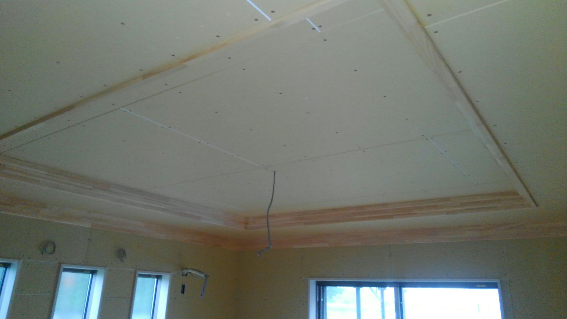 奥様の部屋の木工事が終わりました。天井の仕組みや廻縁（まわりぶち※壁と天井の境に用いられる部材）は、柔らかみのある集成パイン材を使って仕上げました。奥様のご希望通りになりました。
