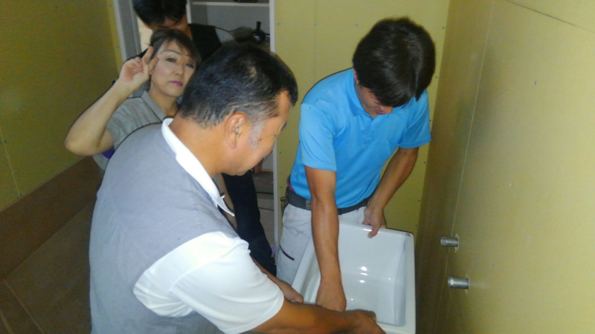 今日は洗面所のSK（洗濯用流し）と玄関のショーケース、収納家具の打ち合わせにきました。