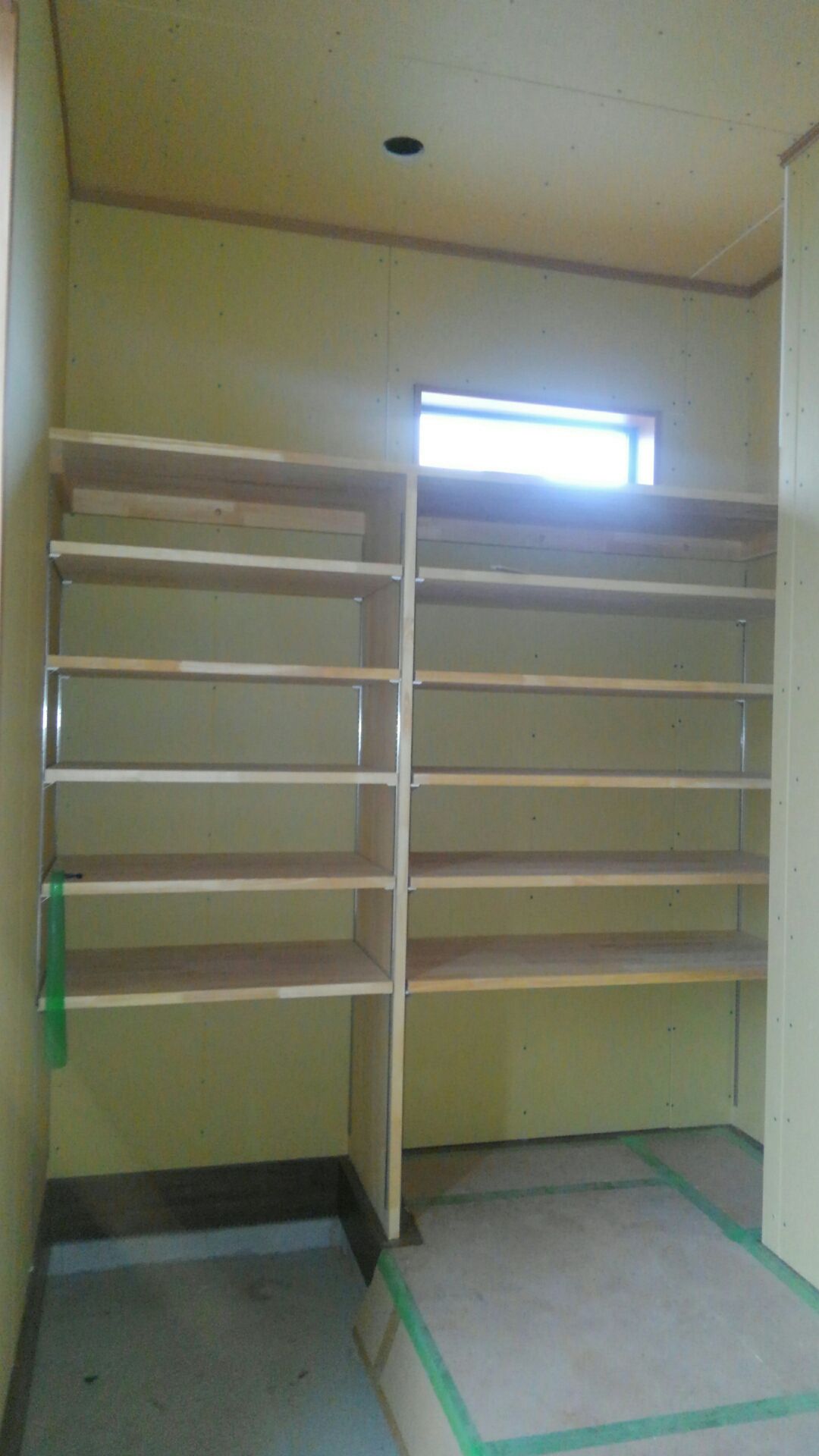 こちらは玄関脇のシューズクローク。お客様と打ち合わせをして大工さんが作ります。たくさん靴がしまえそうですね。