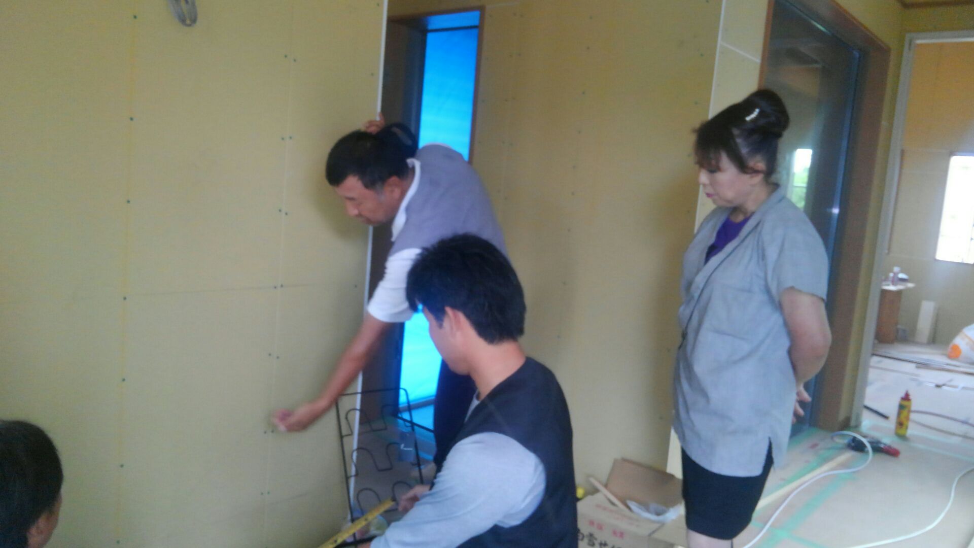 玄関のショーケースには旦那様のコレクションが並びます。出来上がりをお楽しみに！