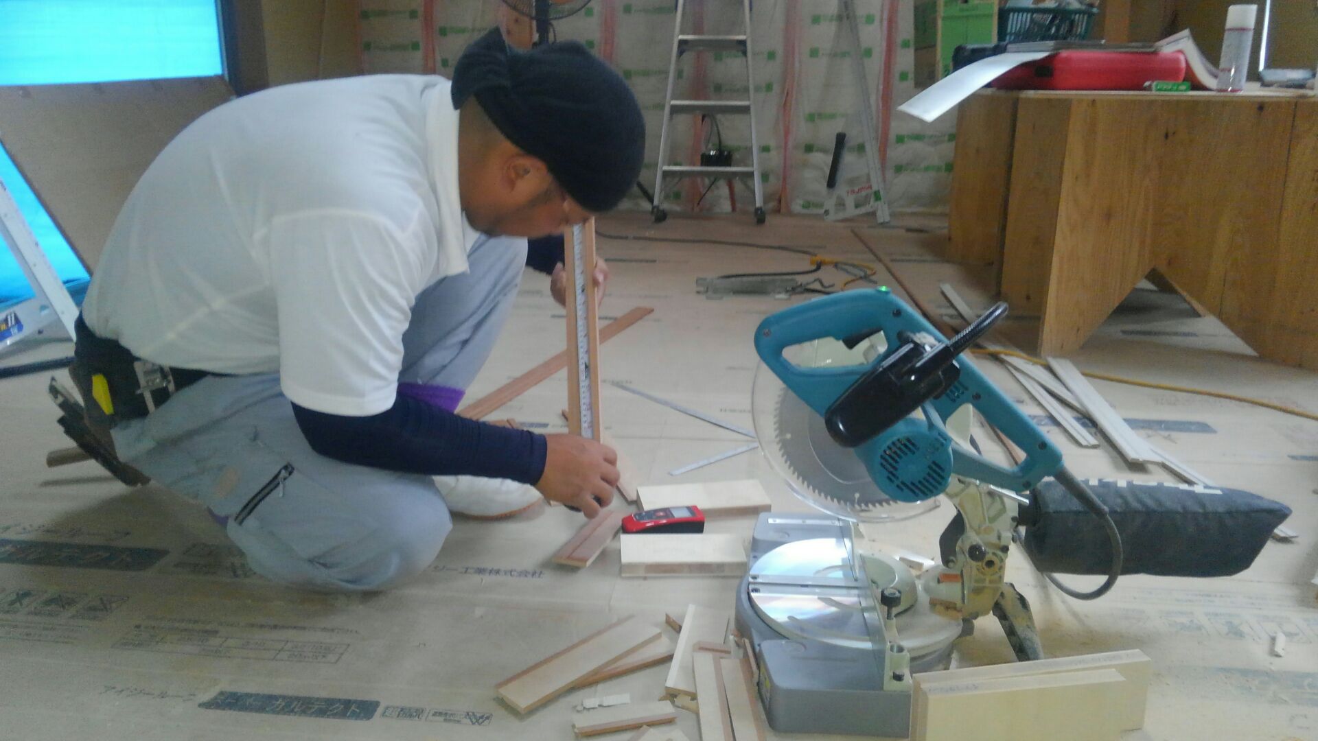 大工さんが巾木（はばき）、廻縁（まわりぶち）の取り付けをはじめました。巾木は床と壁の境目となり、汚れたり、壊れやすい壁の下部を保護する目的で取り付けます。あと少しで大工さんの木工事が終わりそうですね。