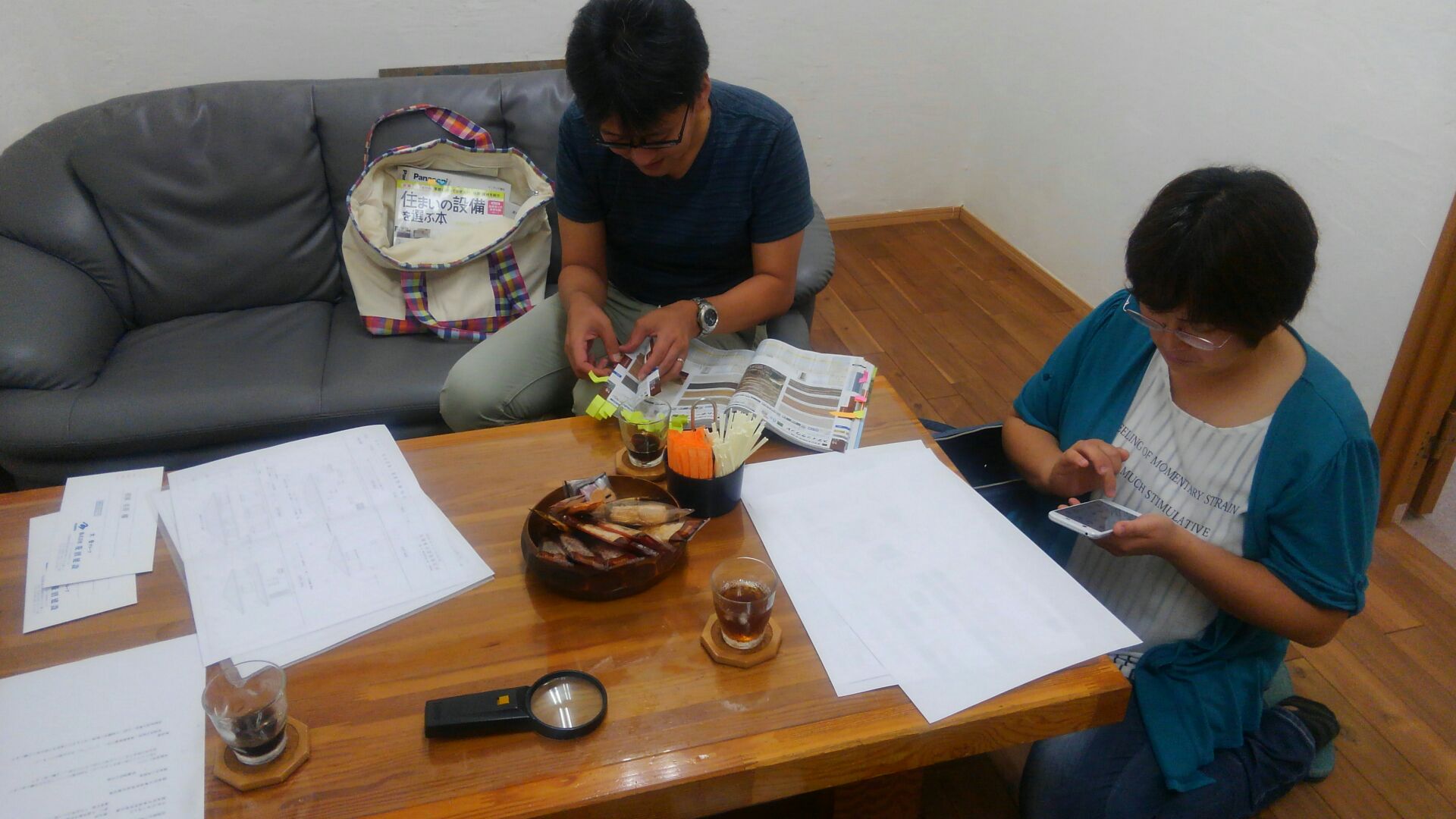 今日は弊社事務所で、建物外部サイディングの打ち合わせです。奥様はいつも通り床にぺタ～ッ（＾＾）