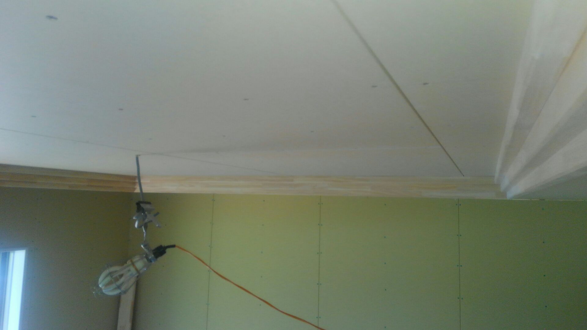 廻縁（まわりぶち 壁と天井の境に用いられる部材）を三重にまわして完成です。趣のある天井になりました。