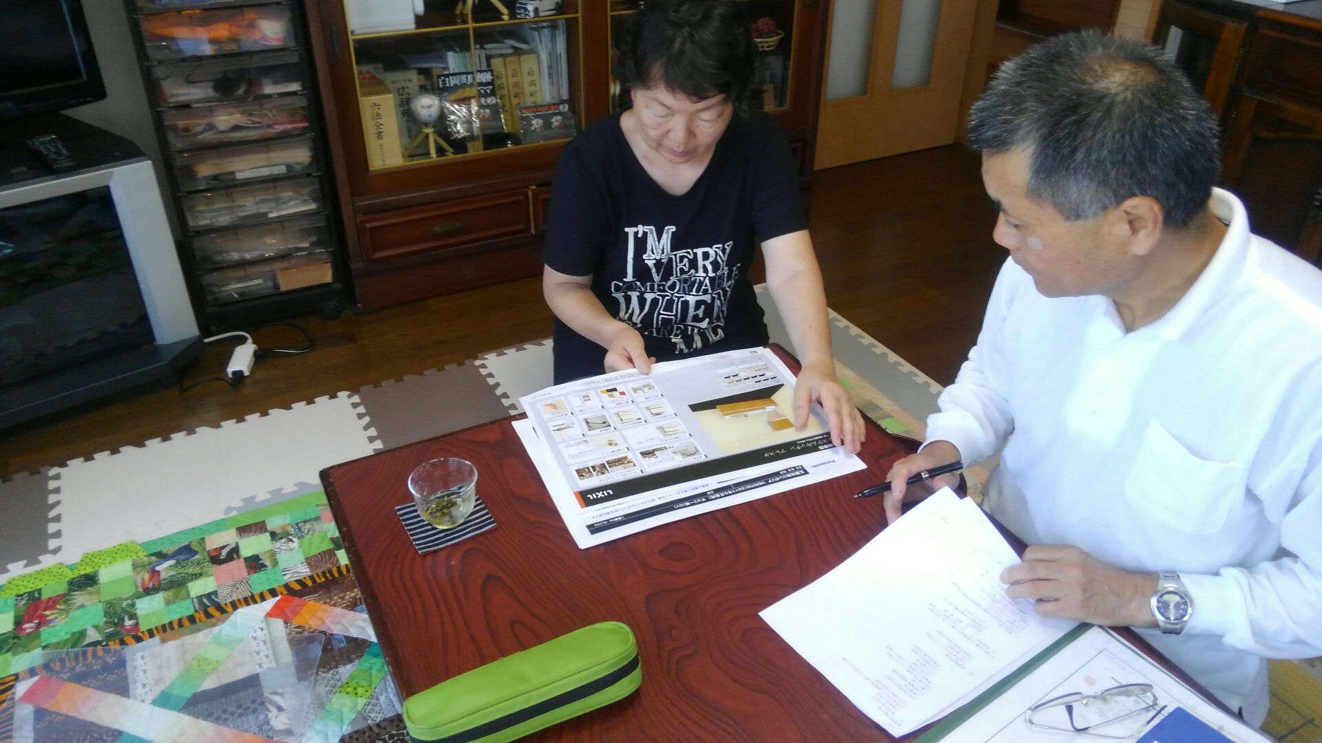 図面も決まり、今日は住設などプランシートで打ち合わせです。許認可申請に少し時間がかかるので、その間にリクシルさんのショールームに行くことにしました。実は、K様邸の図面は旦那様が考えました。
弊社が手を加えた部分いっさいなし！土間があったり趣味の部屋があったり、ステキな間取りです。