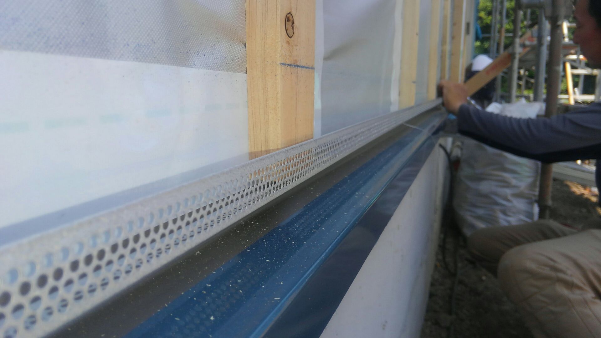 虫が入らないように防虫網を取り付けます。間もなく外部には、セメントと木質系成分を混合して製造される外壁材を使用した窯業（ようぎょう）系サイディング工事のはじまりはじまり。仕上がりが楽しみです♪