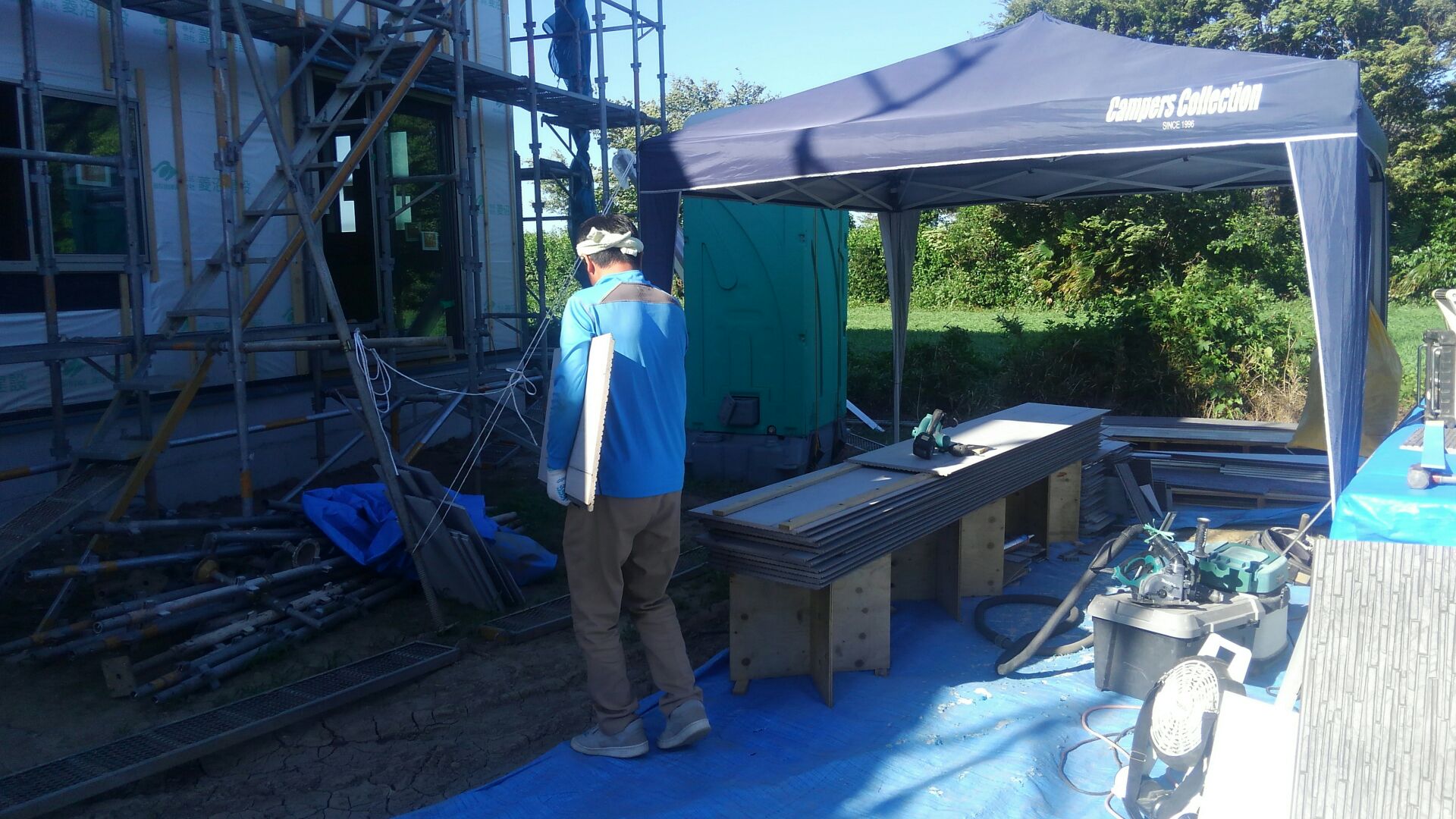 外壁工事、サイディングを貼り始めました。自前のテントを張ってヤル気マンマン！でも西日になるとテントの意味ないんじゃ？