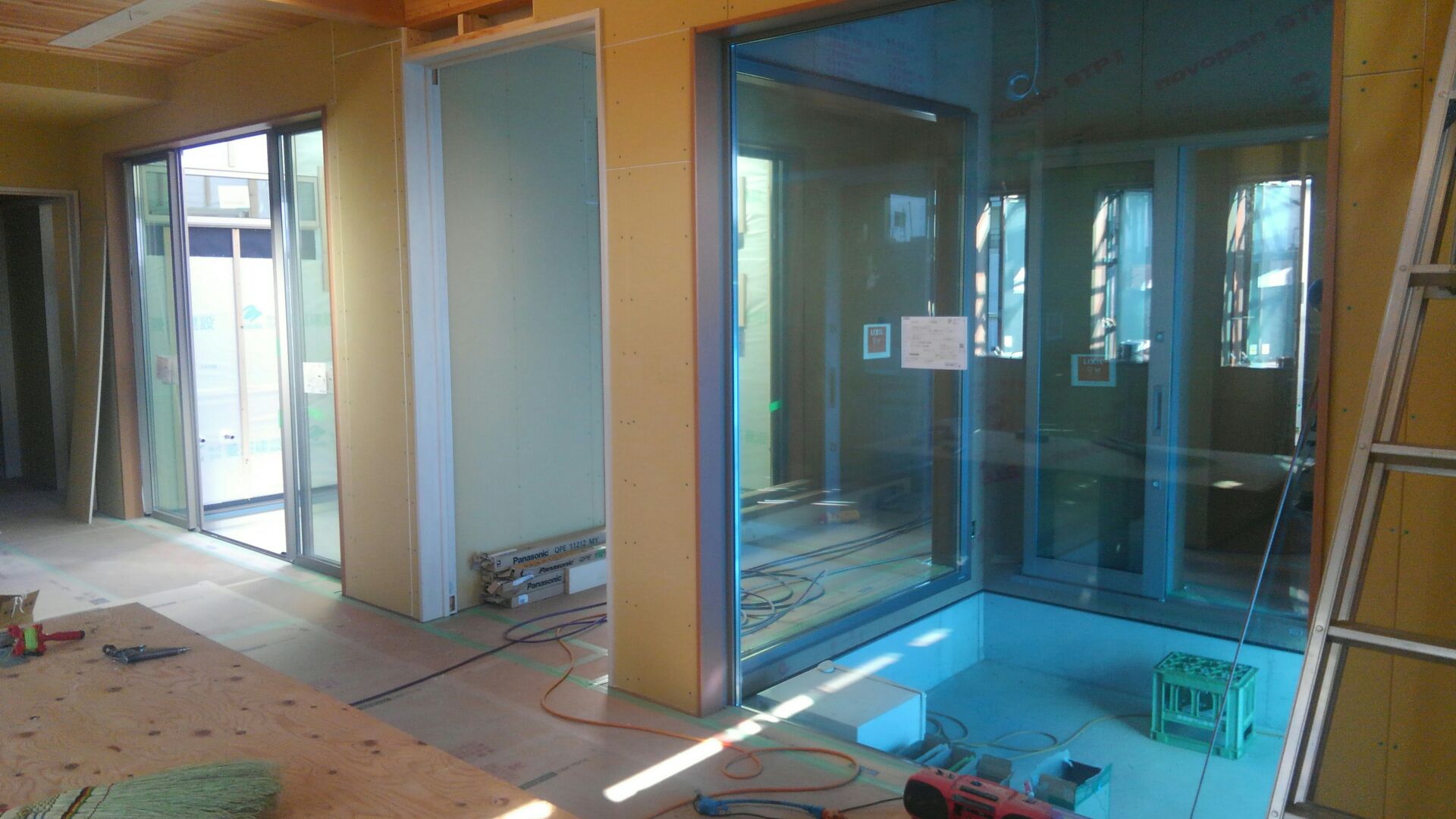 大工さんの木工事もだいぶ進んできました。
リビングからの風景です。右側現在土間の場所は、旦那様の趣味のコーナー♪真ん中部分は玄関からの広々廊下。入口の建具をH=2400にしました。そして一番左は中庭。屋根をくりぬいてあるので採光もバッチリ！ステキなリビングになっちゃいますね。