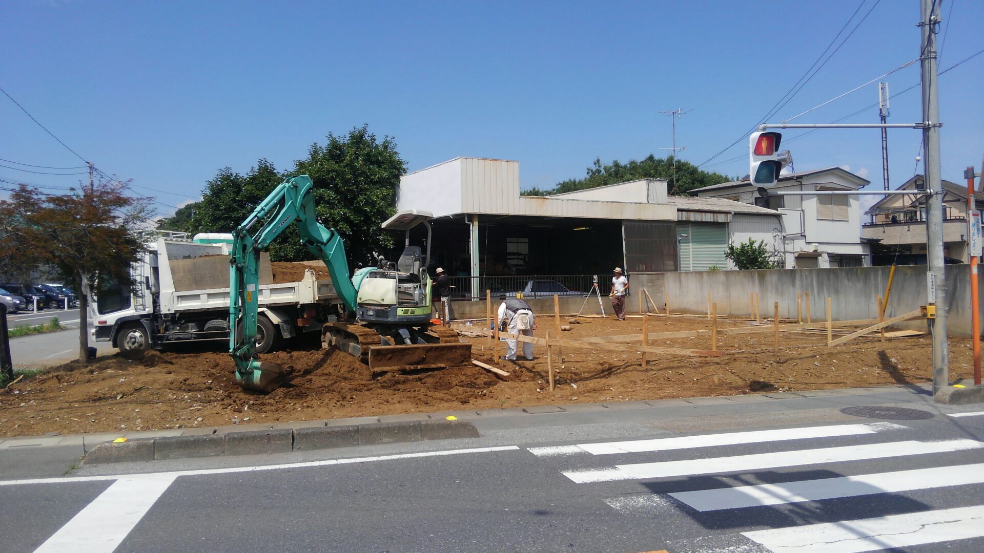 今日から基礎屋さんが現場に乗り込みです。日当たりバツグンのK様邸！バツグンすぎて少しバテバテ