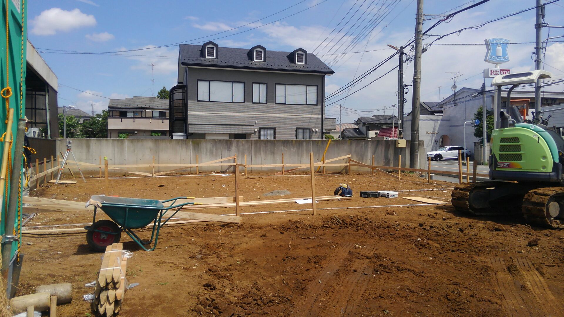 丁張（ちょうはり）が終わり、基礎工事着工！暑さに負けずに頭！ガンバッテ！７月末前には上棟できるかな～。