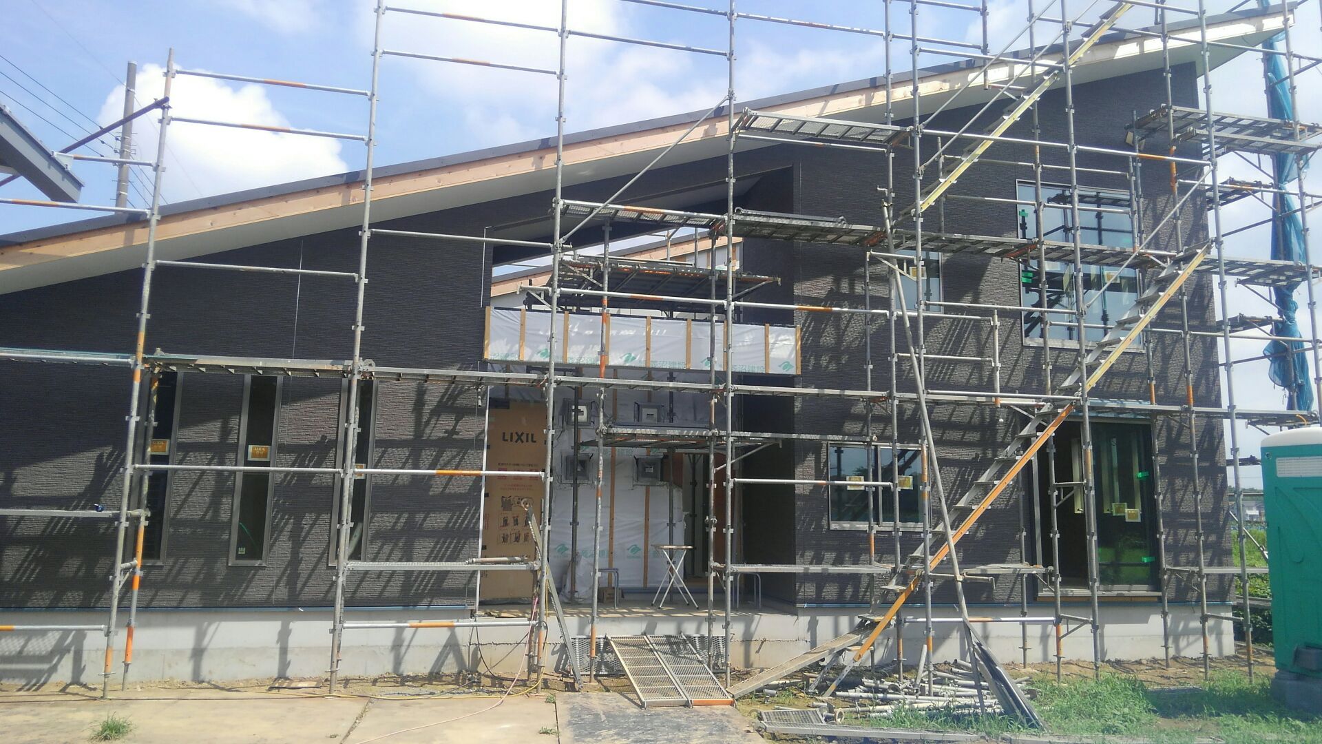 外部サイディング工事がもう少しで完成です。写真の中央部分（梁・壁）には違う種類のサイディングを貼ります。仕上がりが楽しみです♪