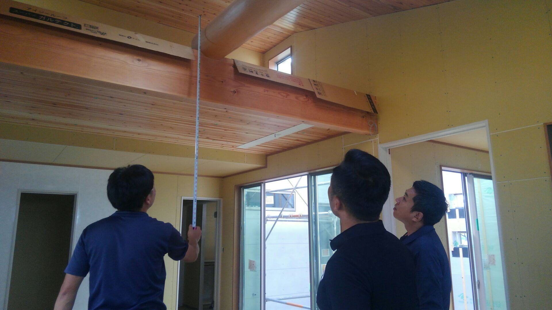 今日は鉄工屋さんとリビングロフトに取付予定のアイアン手摺（てすり）の打ち合わせです。