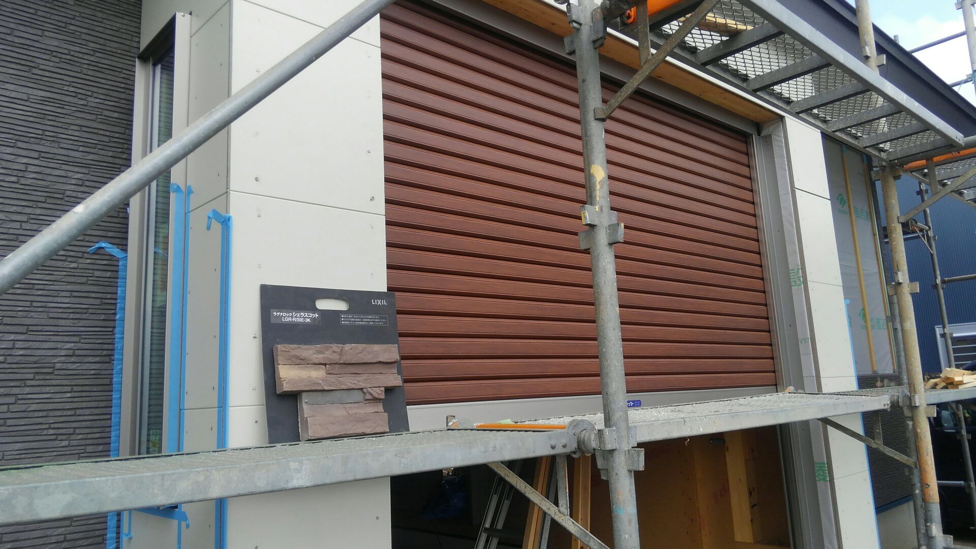 旦那様の趣味の部屋。入口を門型に作り電動シャッターを取付けました。門型の周りには石材っぽく見えるサイディングを貼ります。