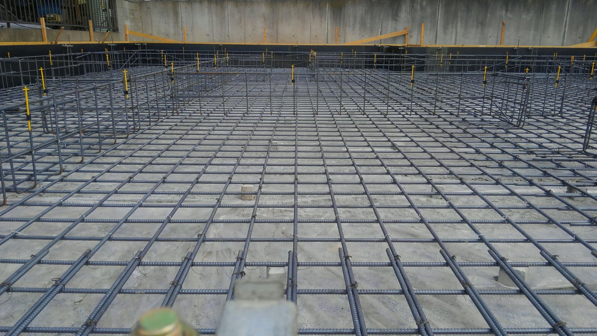 あいかわらずうちの頭（基礎屋さんのことです。）は上手！まっすぐ通ったキレイな配筋です。これぞまさしくプロの仕事ですね。