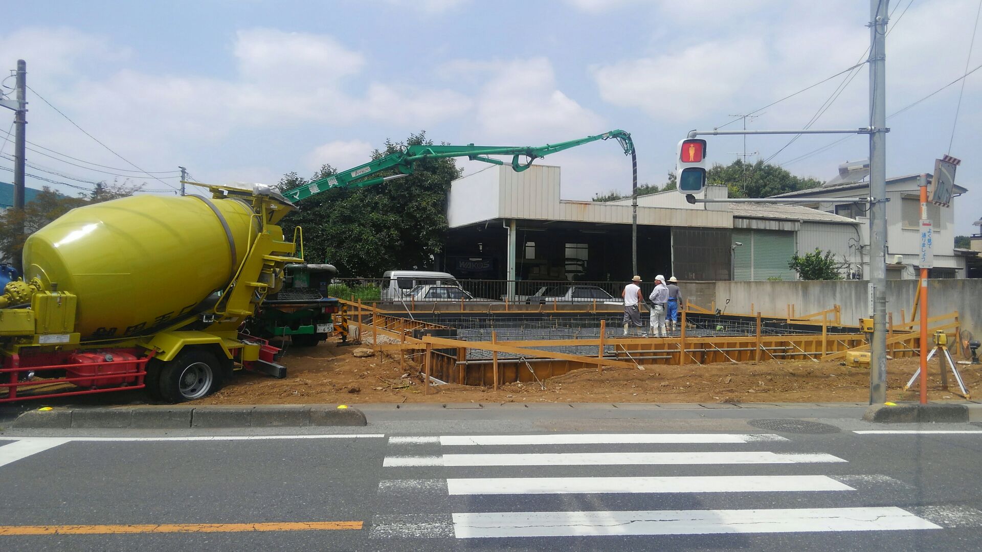 基礎工事、耐圧盤のコンクリート。ポンプ車（生コン圧送車）を使って打ち込みです。