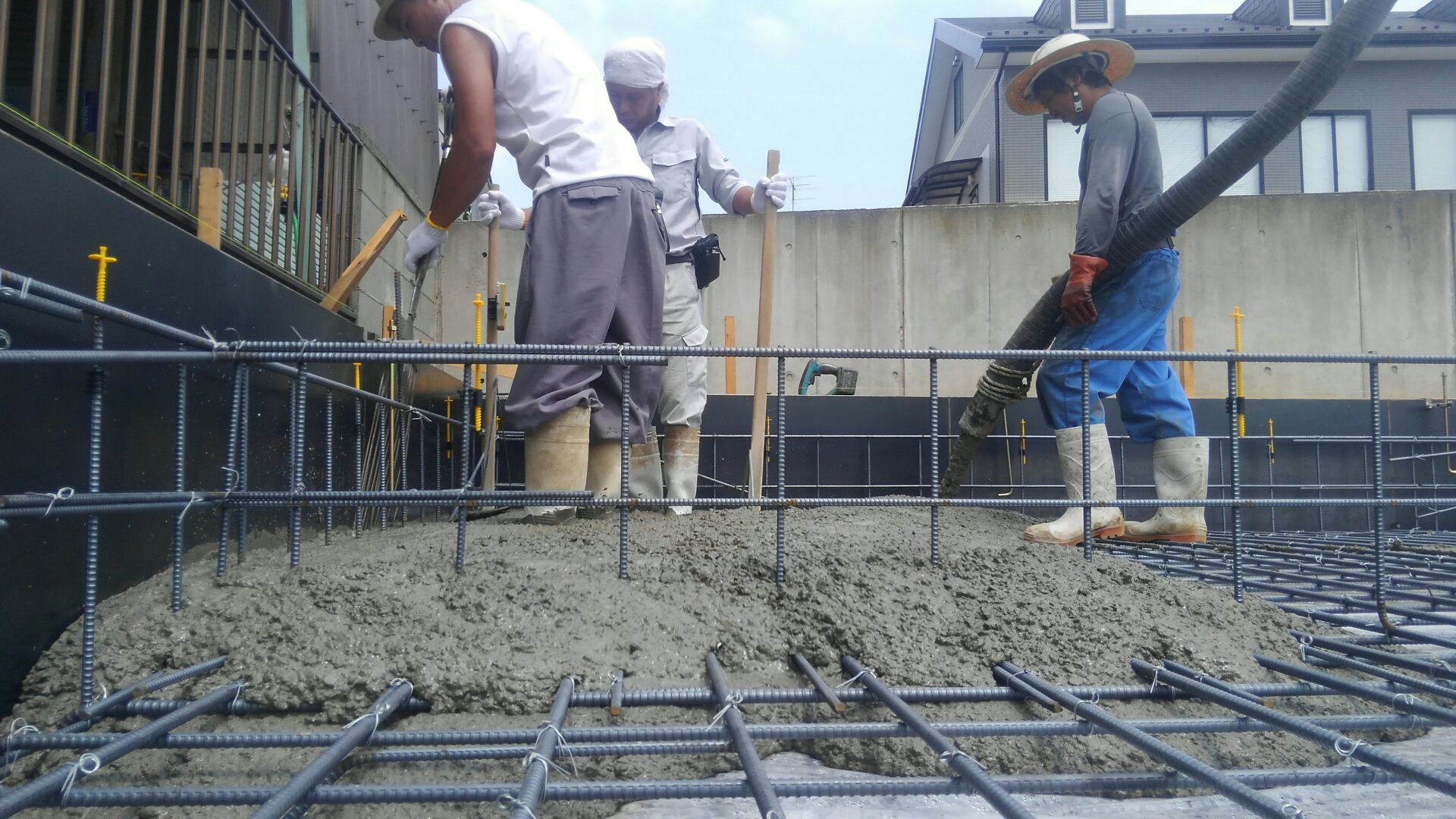 耐圧盤の打ち込みが終わると、次は基礎の立ち上がり。もう間もなく基礎工事の完成です。