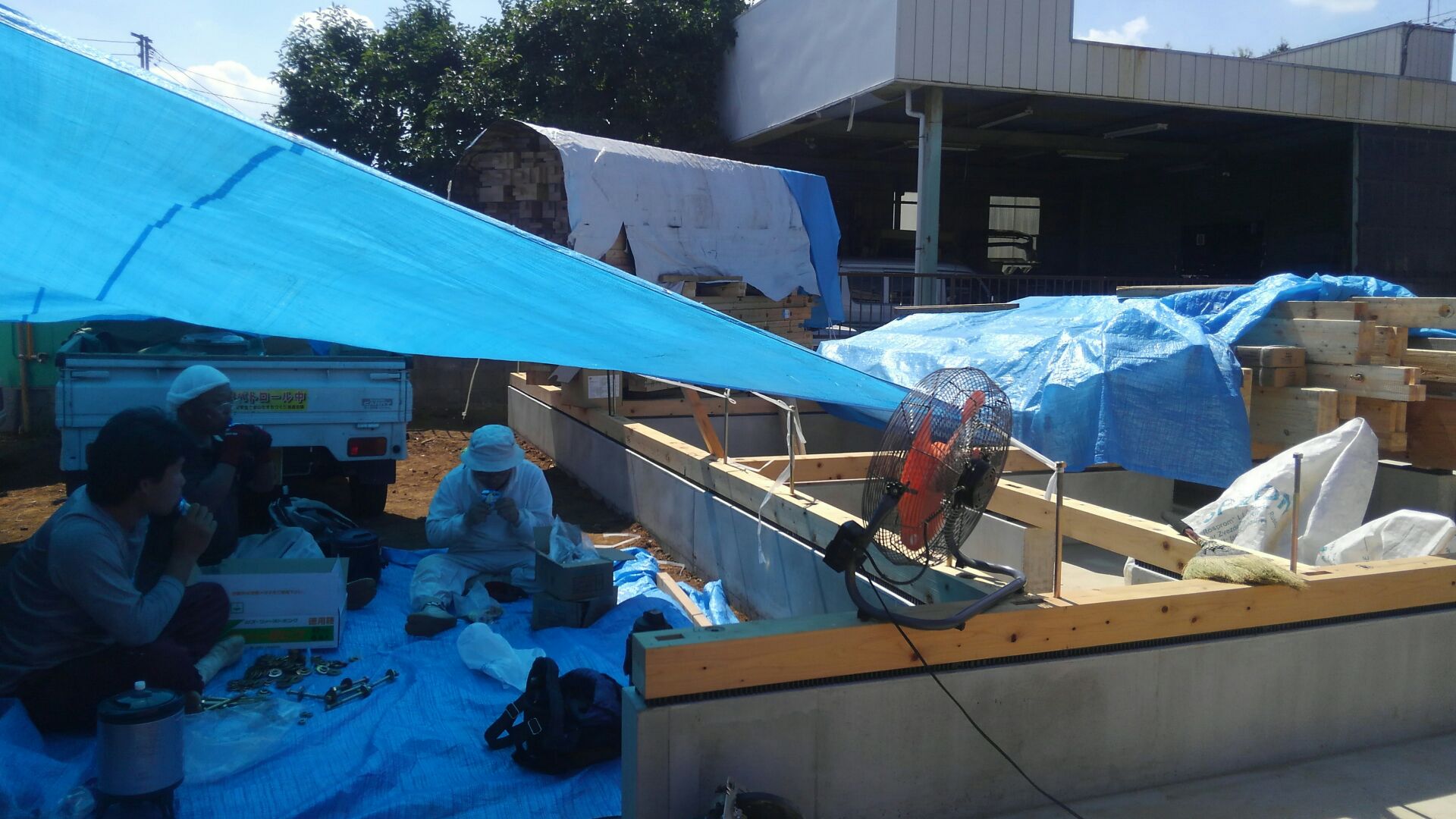 土台敷きが終わり、墨付けキザミをした構造材を現場に搬入です。お手製のテントで、大工さんひとやすみ今年の暑さハンパない！