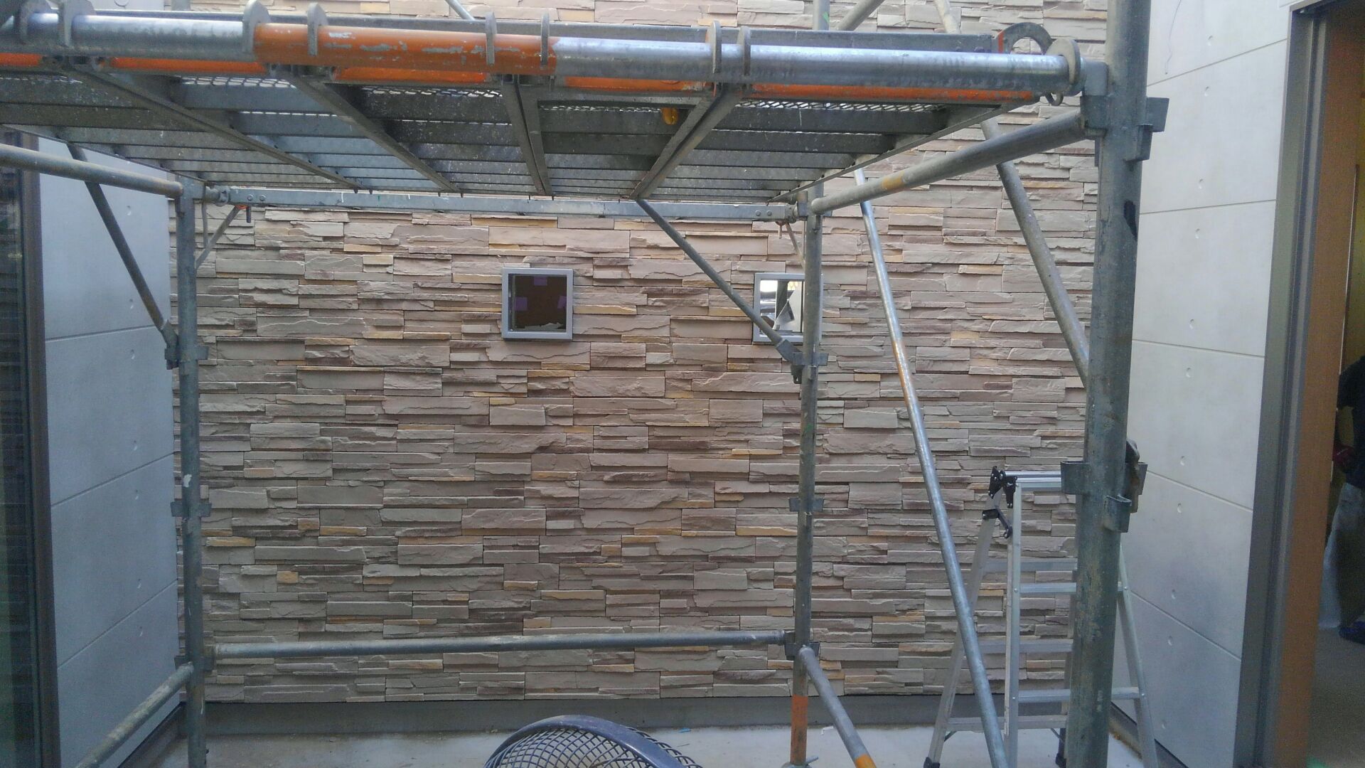 中庭の壁が仕上がりました。