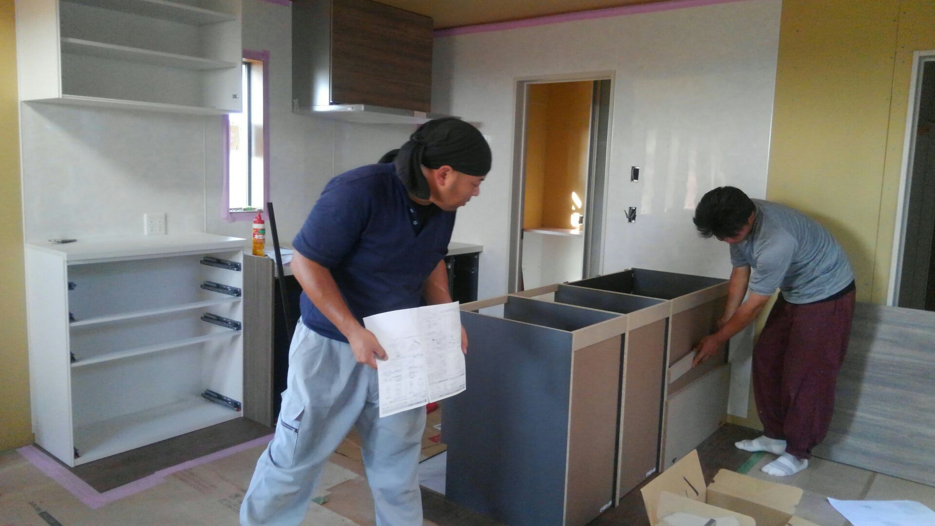 中では大工さんがシステムキッチンの取付けを始めました。奥様たってのご希望でシンクとIHが別々なんですよ。仕上がりは後ほど