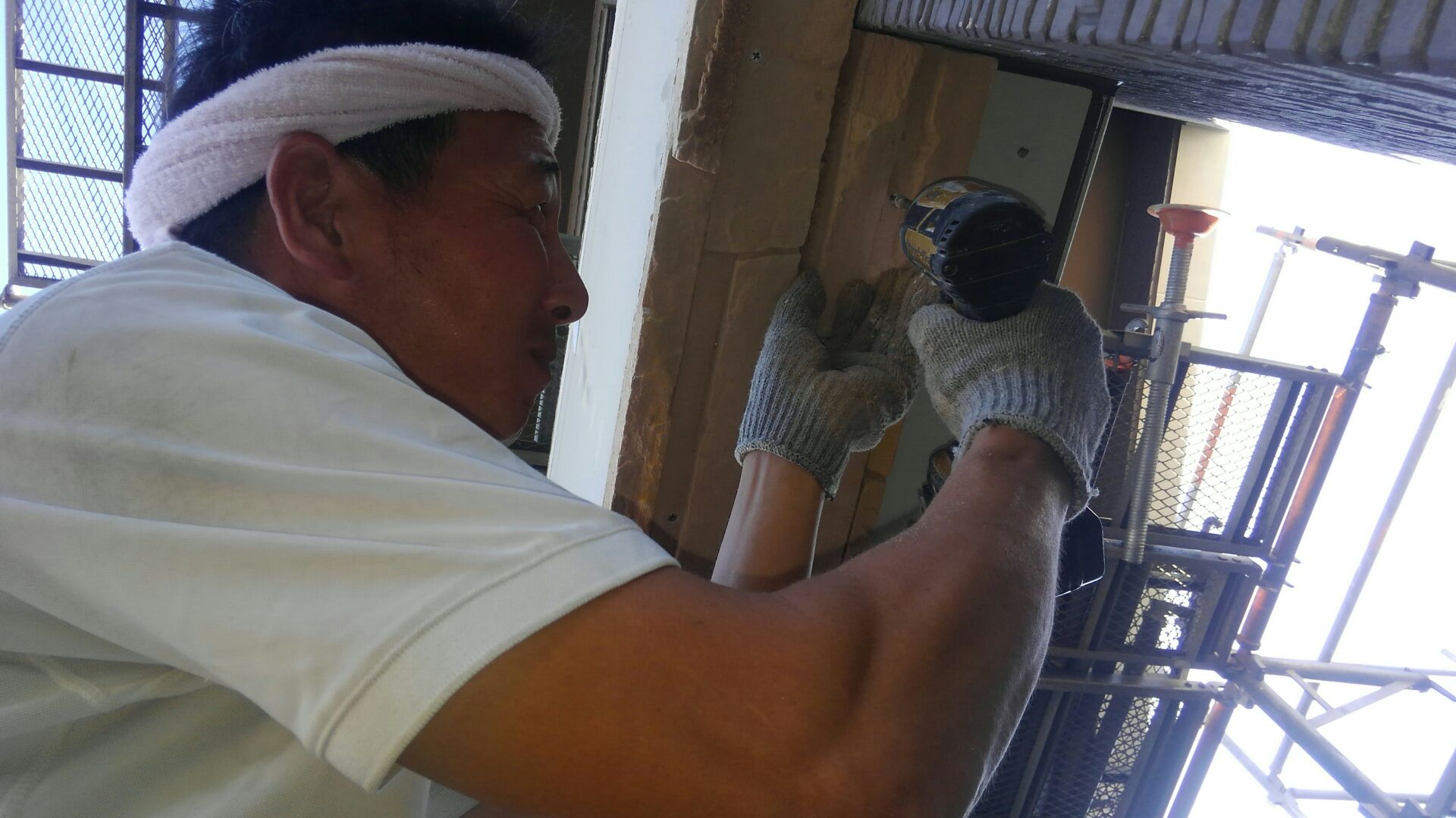 玄関ポーチ回りも石材風サイディングで、カッコ良くなること間違いなし！もう間もなく外部足場を撤去します。外観の仕上がり、こうご期待！