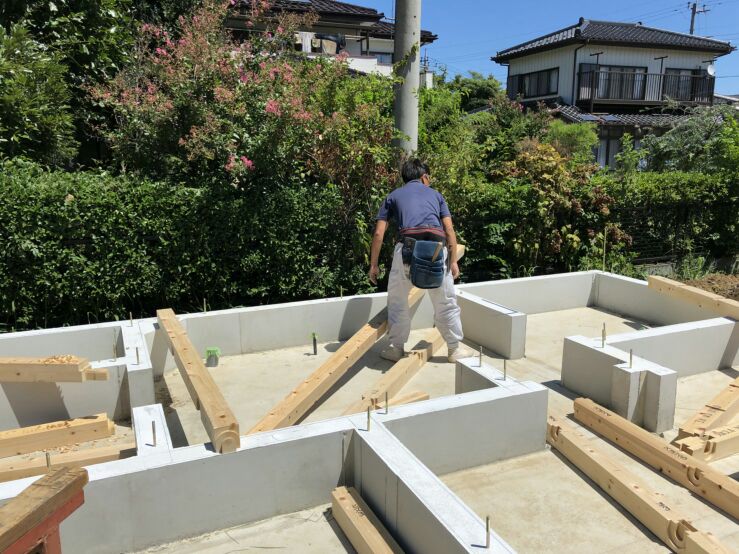 上棟に向け土台敷きが始まりました。