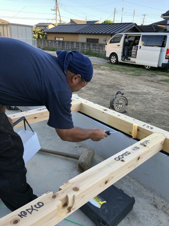 いつも通り土台は防蟻処理。ローラーと刷毛を使って丁寧に防蟻剤のエコボロンを塗布します。