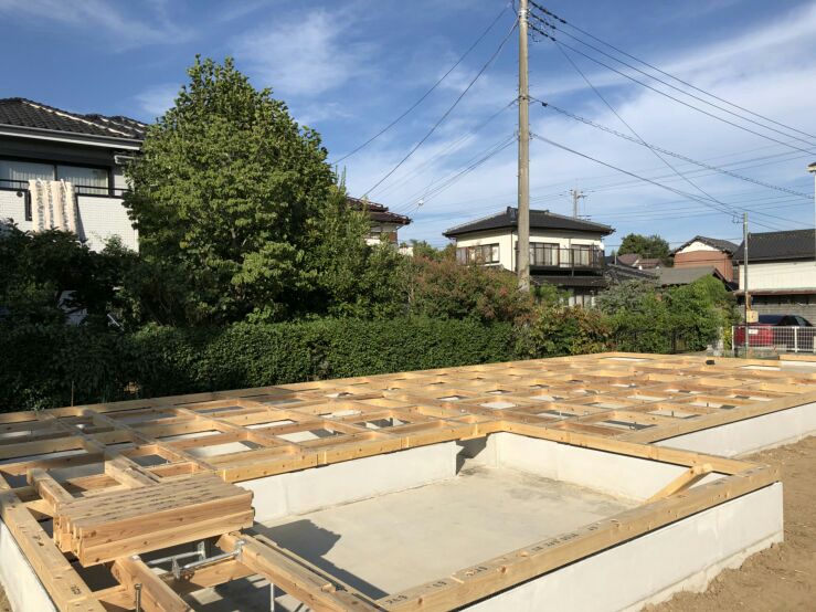 土台敷きの完成です。上棟が待ち遠しいですね。