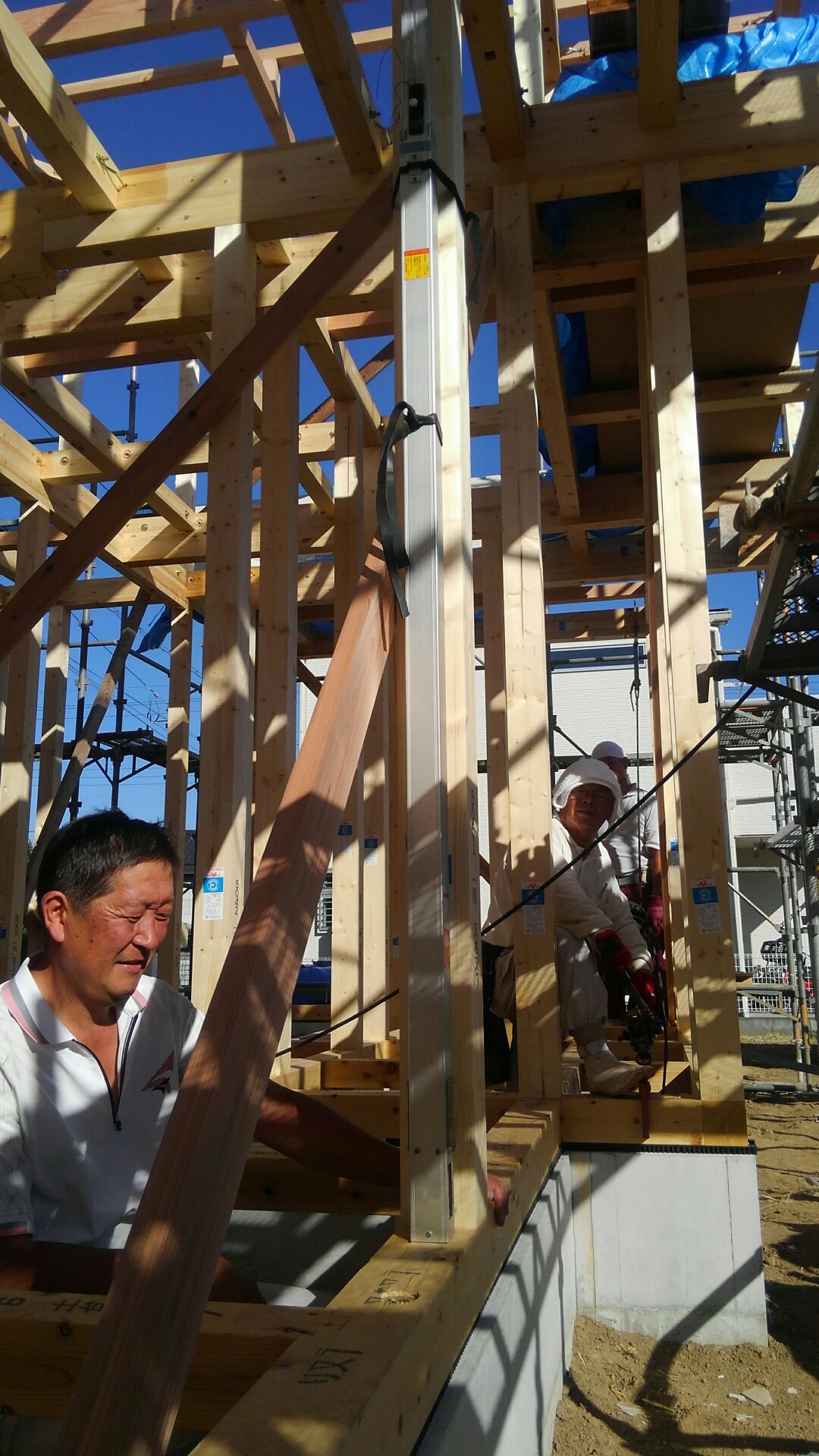 棟上げが終わり、さっそく屋起こし、歪みつき。とても大事な作業です。キッチリ構造材の歪みをとります。