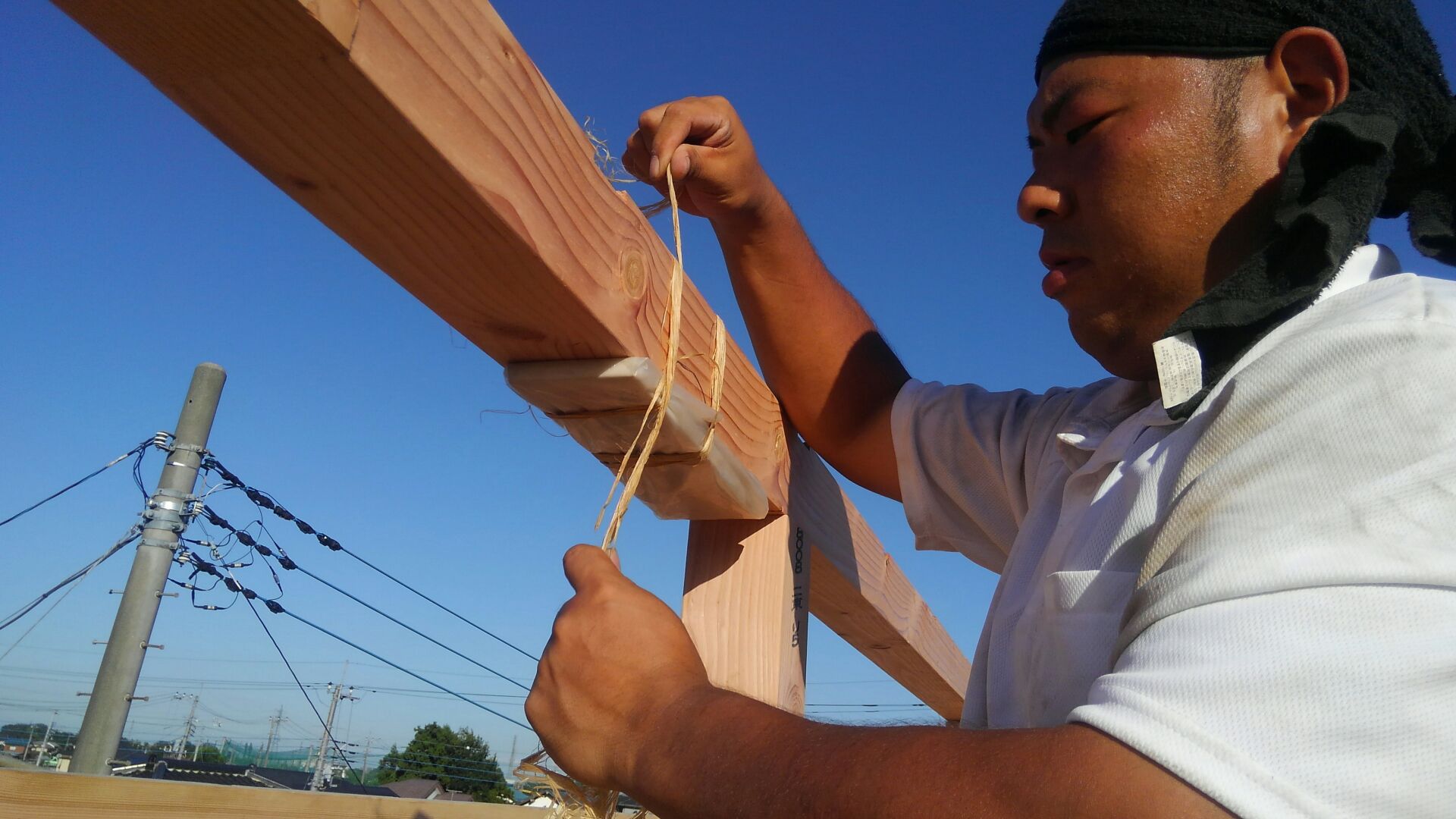 お預かりした棟札、麻ひも三本で棟木に奉りました。