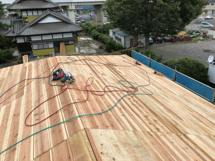T様邸の屋根は平瓦。杉板を木裏に打ち付けて下地を作っていきます。