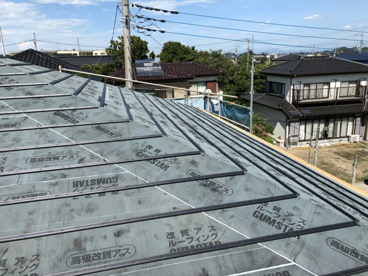 ゴムアスの防水層、ルーフィング（防水材）を敷き、瓦桟（かわらさん）を取付けて屋根下地の完成です。瓦桟とは、野地板にレールの様に横向きに取り付ける木材のことを言います。